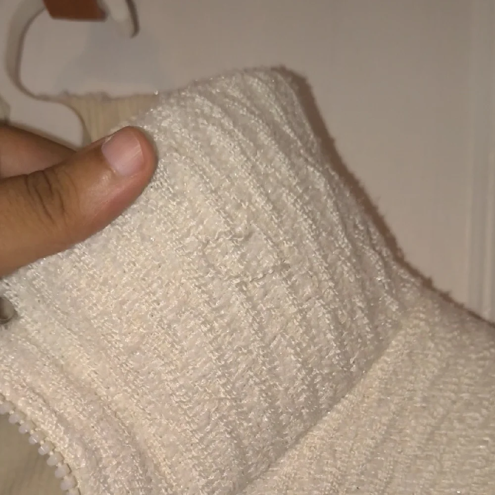 Elegant White Puffer Jacket (Stain On Sleeve) - Picture 5 of 11